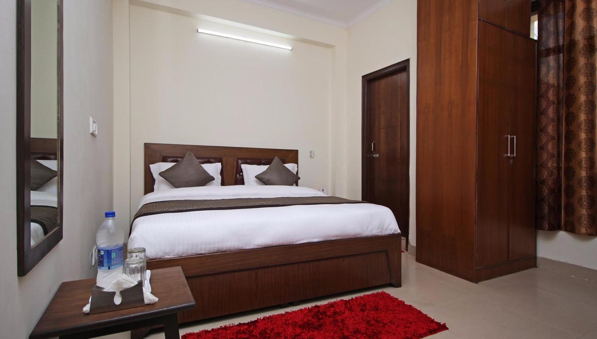 OYO 9273 Surya Palace New Delhi Bagian luar foto