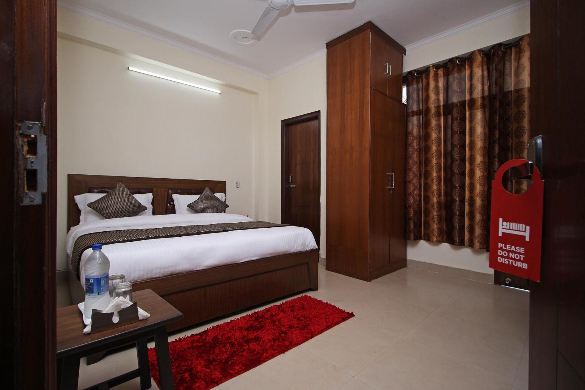 OYO 9273 Surya Palace New Delhi Bagian luar foto